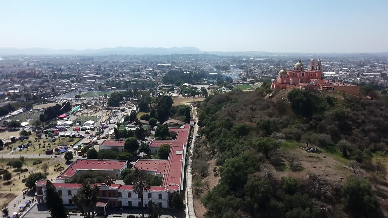 Veduta panoramica con drone di Cholula Puebla con chiesa in cima alla collina.