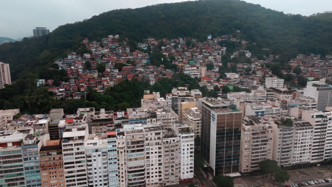 Paesaggio urbano in Brasile con una favela su una collina.