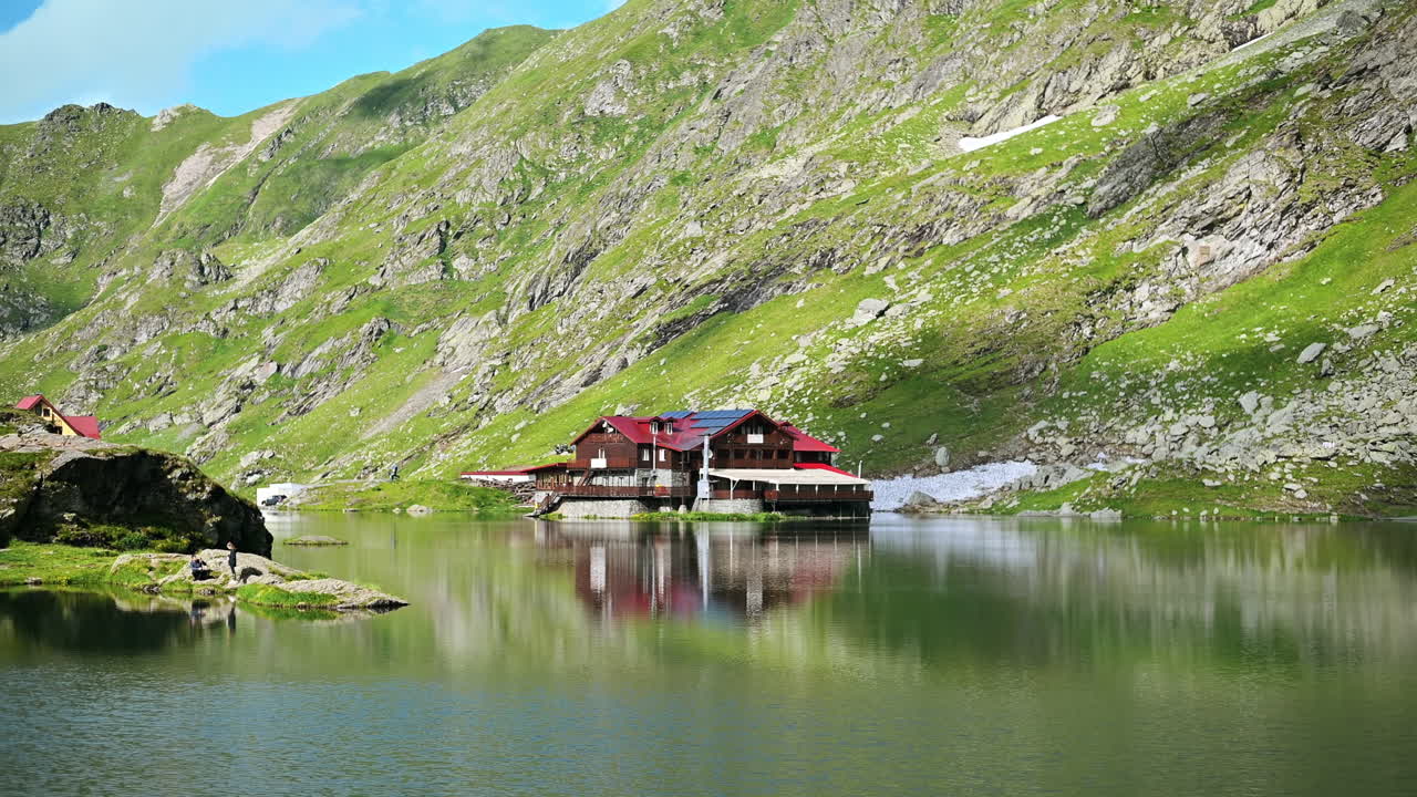 Vista sulla natura in Romania. Strada Transfăgărășan sui monti Carpazi, resort sul lago Bâlea e pendii rocciosi ricoperti di vegetazione