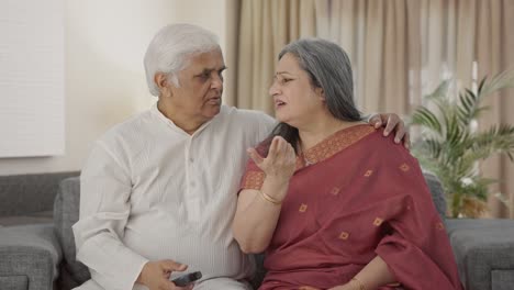 Pareja-De-Ancianos-Indios-Viendo-Televisión