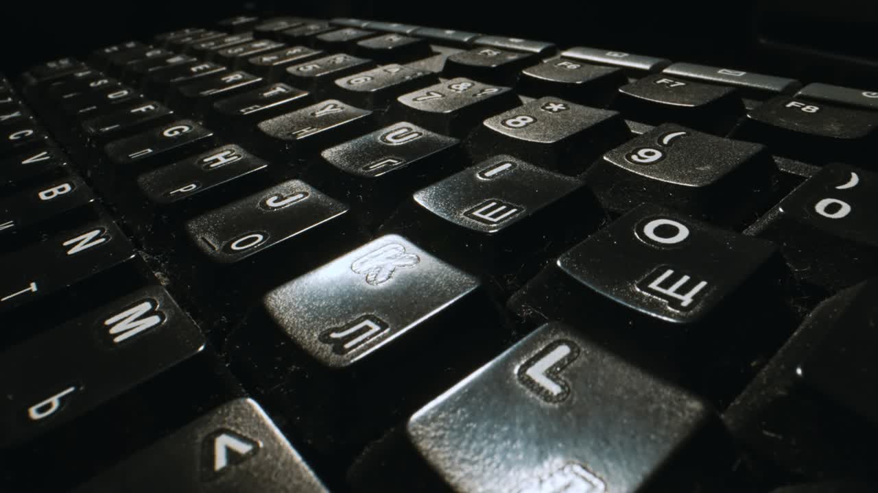 la cámara sobrevuela un teclado ruso-inglés negro.