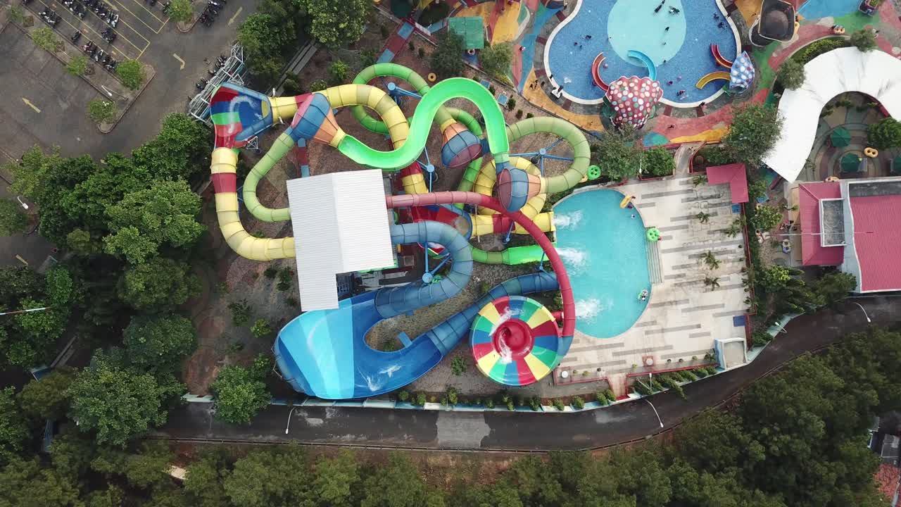 vista aérea de un colorido parque acuático