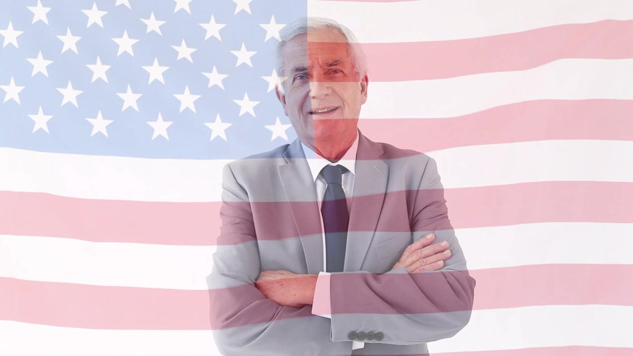 Homem idoso levantando e cruzando os braços na mudança de quadro, posando para campanha com sobreposição da bandeira dos EUA