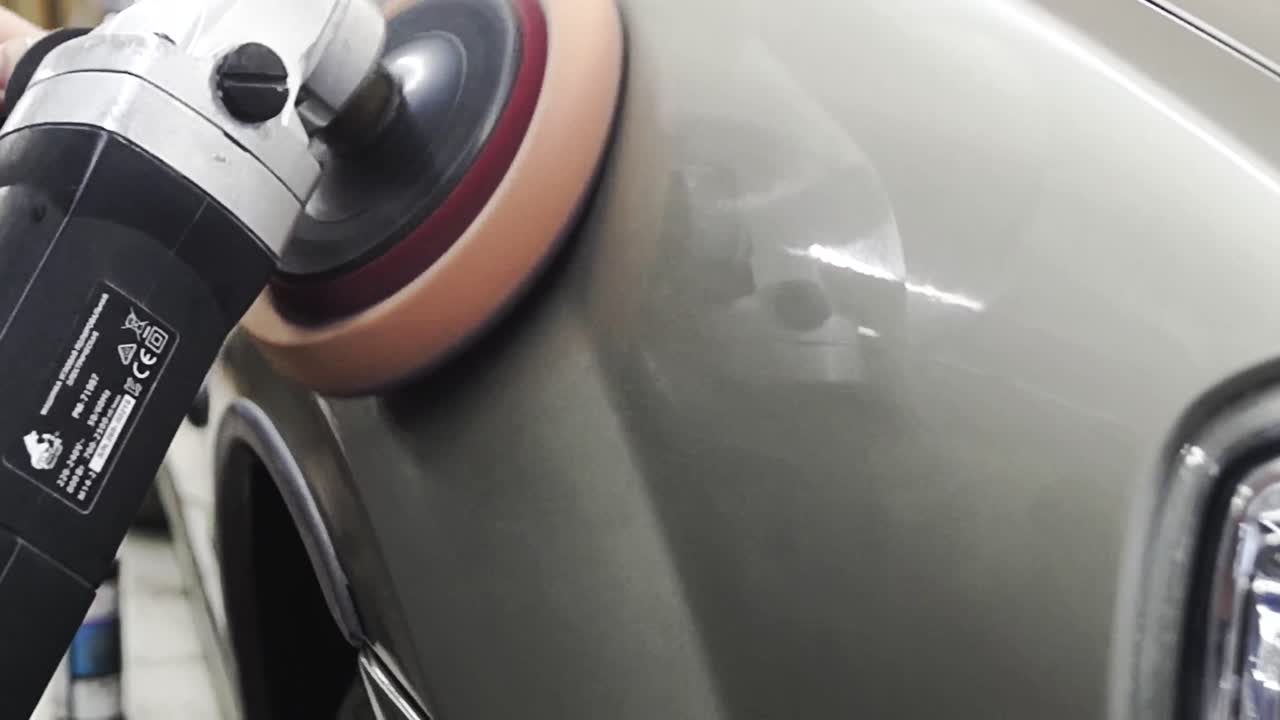 lucidare un'auto grigia