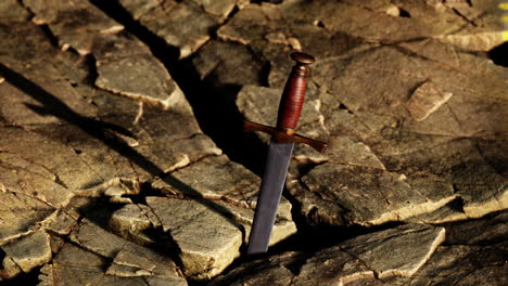 la espada excalibur en la piedra rocosa al atardecer
