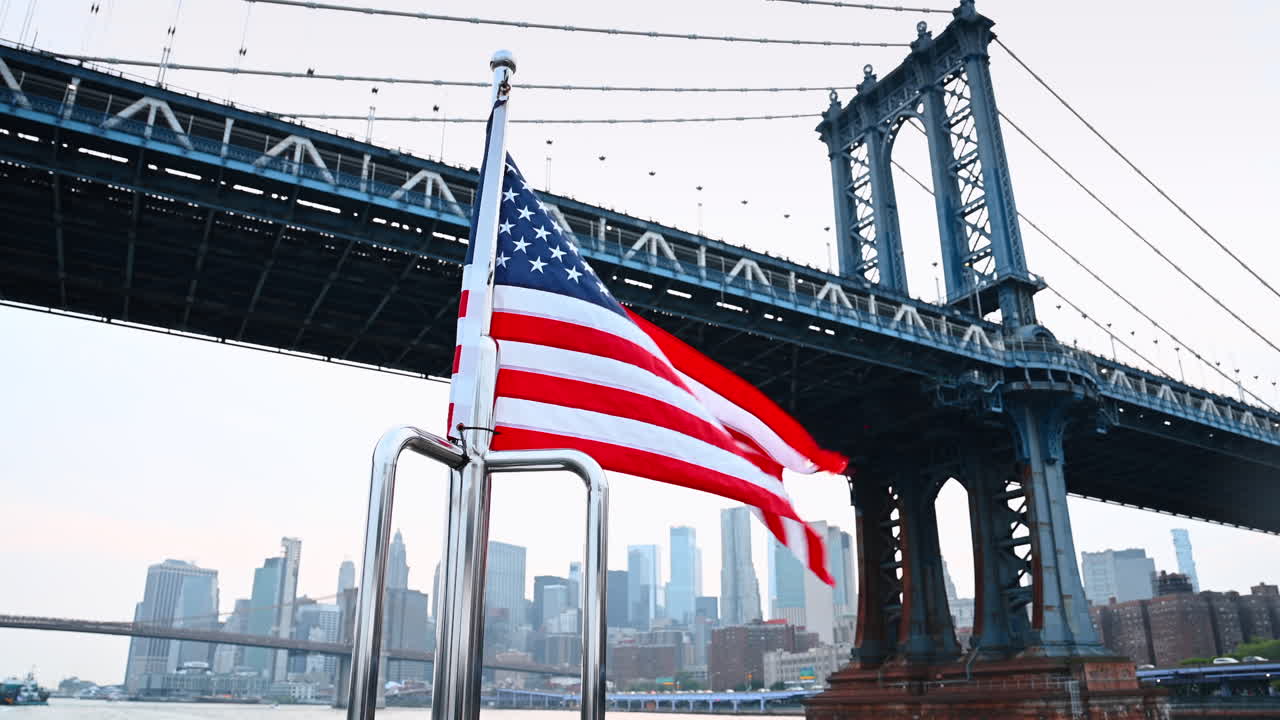 Bandiera americana e Manhattan Bridge a New York