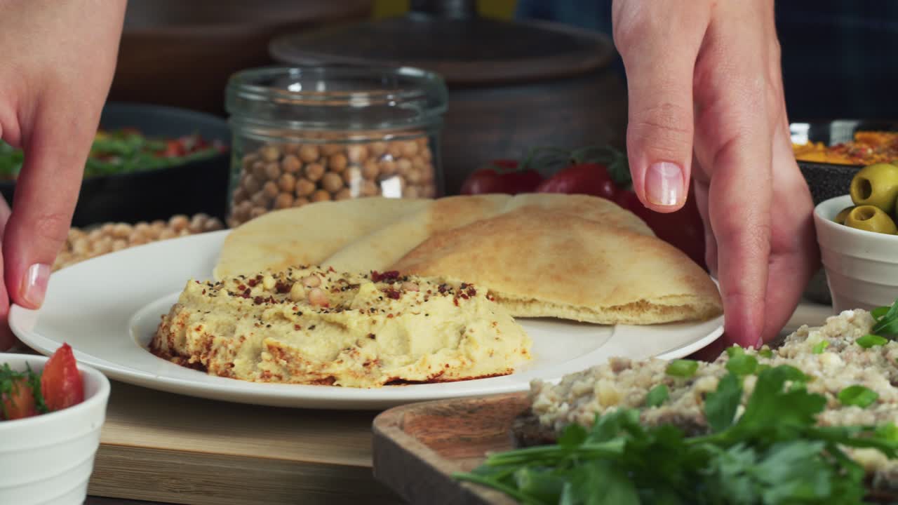 израильская кухня. тарелка с хумусом, украшенная питой вблизи. национальная еда, ближневосточная культура. веганское пирожное. закуска. закуска из пюре из цыплят