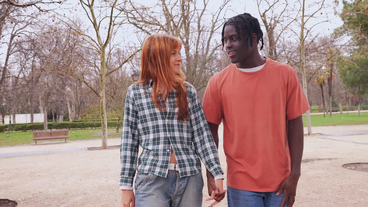 Paar, das Hand in Hand im Park spaziert
