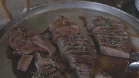 고기의 첫 번째 절단, 접시에서 회전하는  ⁇ , 원시 c-log로 기록된 비디오