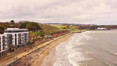 scarborough north bay beach coloridas cabañas de playa, toma aérea descendente