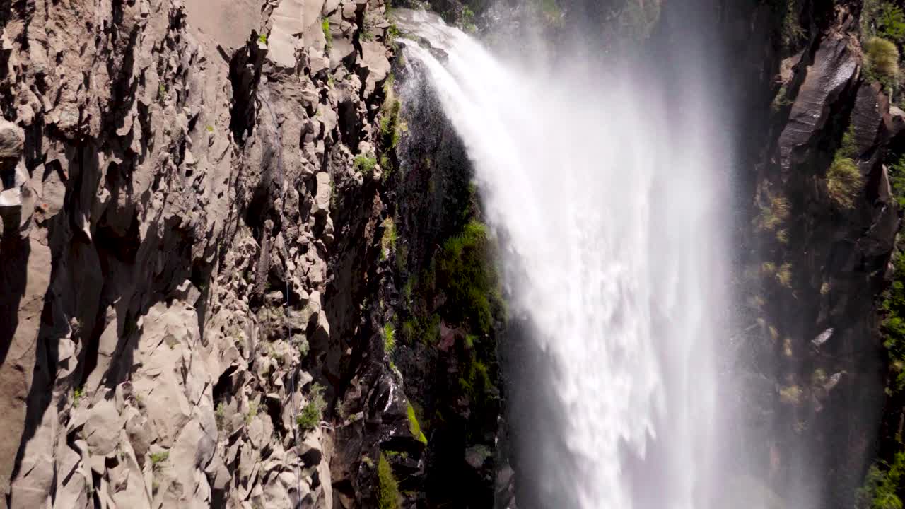 vista cercana de la cascada invertida o cascada del arco iris en la región del maule de chile en un día soleado