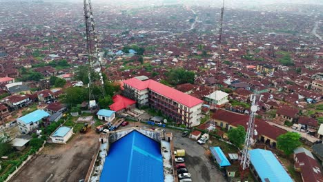 Antena---Toma-Inclinada-Hacia-Adelante-De-Mapo-Hall-Y-Metrópolis-De-Ibadan