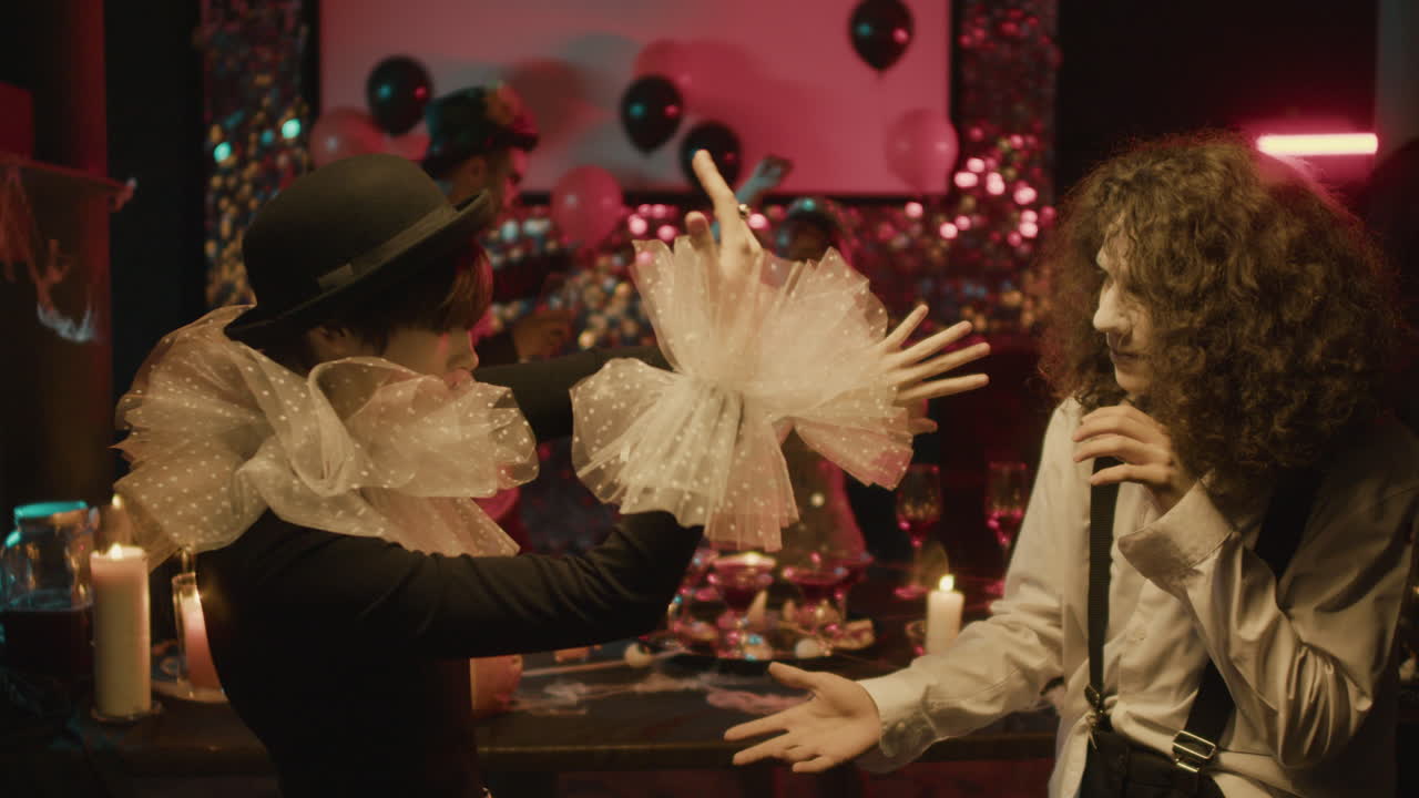 두 친구의 측면 시각.