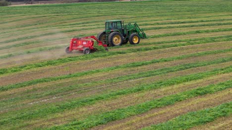 Schönheit-Der-Erntezeit:-Wenden,-Harken-Und-Ein-Grüner-Traktor-Bei-Der-Arbeit-Auf-Den-Kreisförmigen-Feldern-Von-British-Columbia