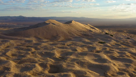 Sonnenuntergang-Am-Späten-Nachmittag-Auf-Einer-Der-Großen-Windgepeitschten-Sanddünen-Der-Kelso-Dünen-In-Der-Mojave-Wüste