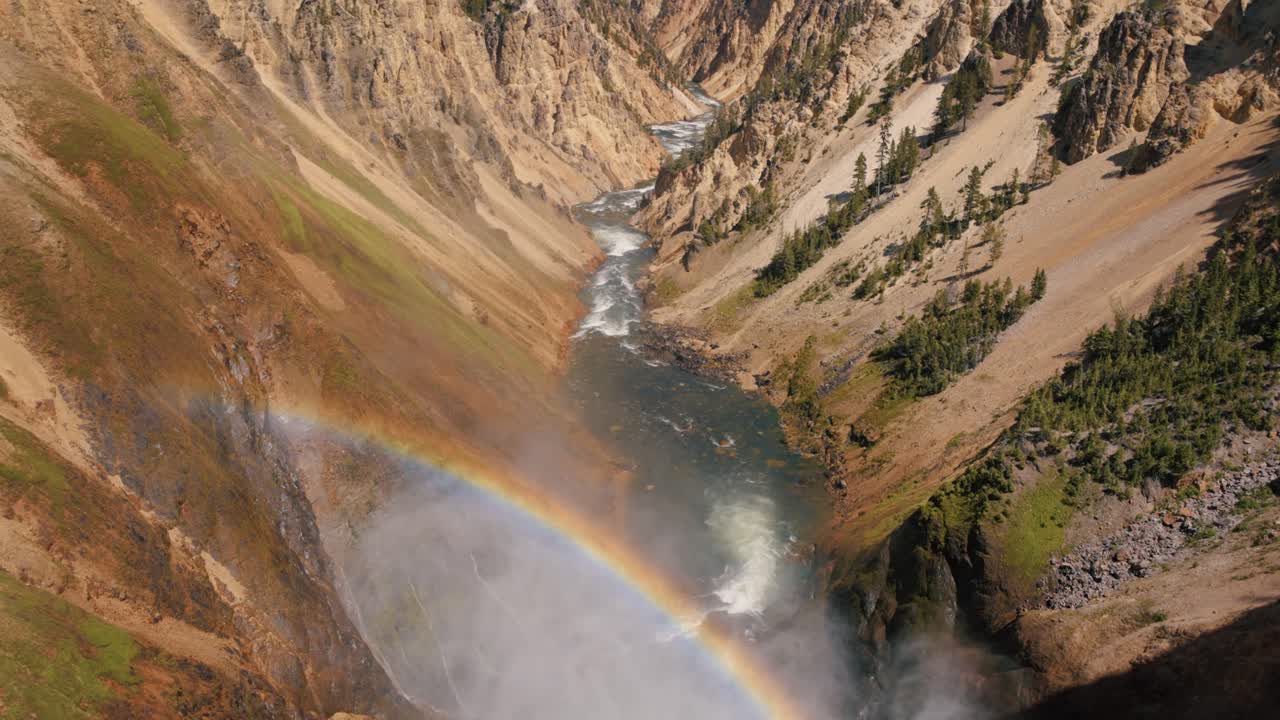 Brink of Lower Yellowstone Falls showing river and canyon with rainbow