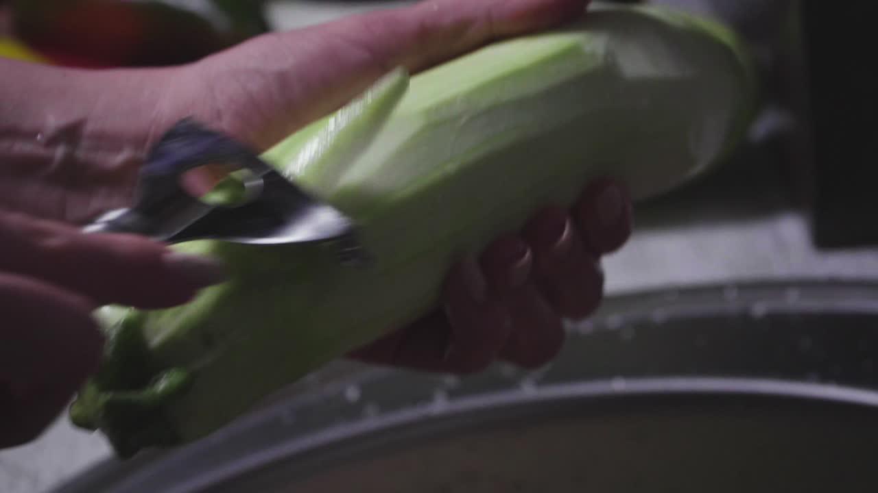 женские руки моют, чистят и режут овощи для овощного рагу