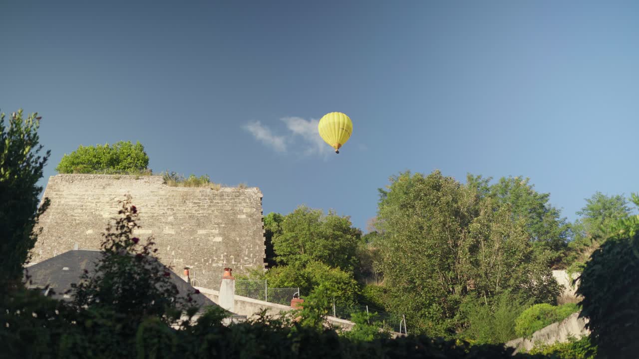 Dia de Verão e um Balão de Ar Flutuando Acima de um Antigo Edifício de Pedra
