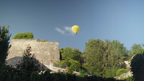 Día-De-Verano-Y-Un-Globo-Aerostático-Flotando-Sobre-Un-Antiguo-Edificio-De-Piedra.