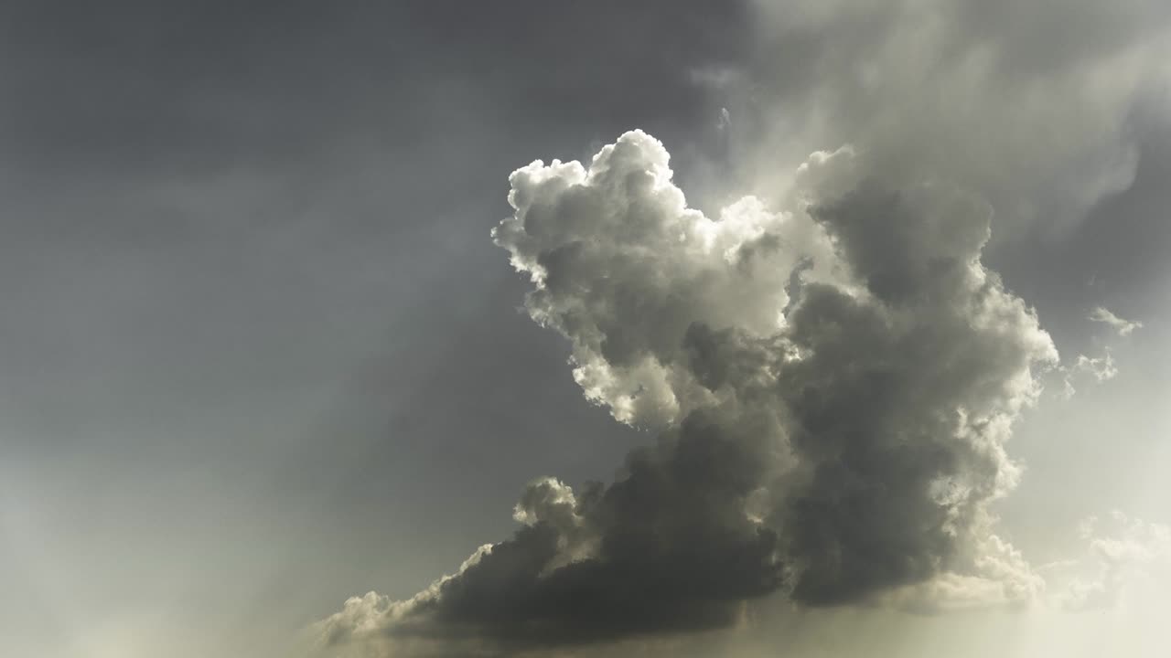 검은 하늘 배경의 타임스 영상에 구름 같은  연기가 있습니다.