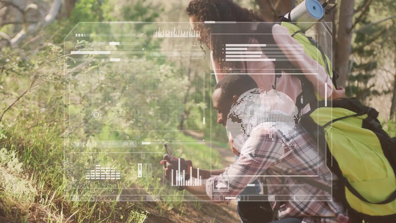 Individuando una pianta su un sentiero, un uomo accovacciato e una donna che si china, identificano la pianta usando l'interfaccia HUD del telefono.