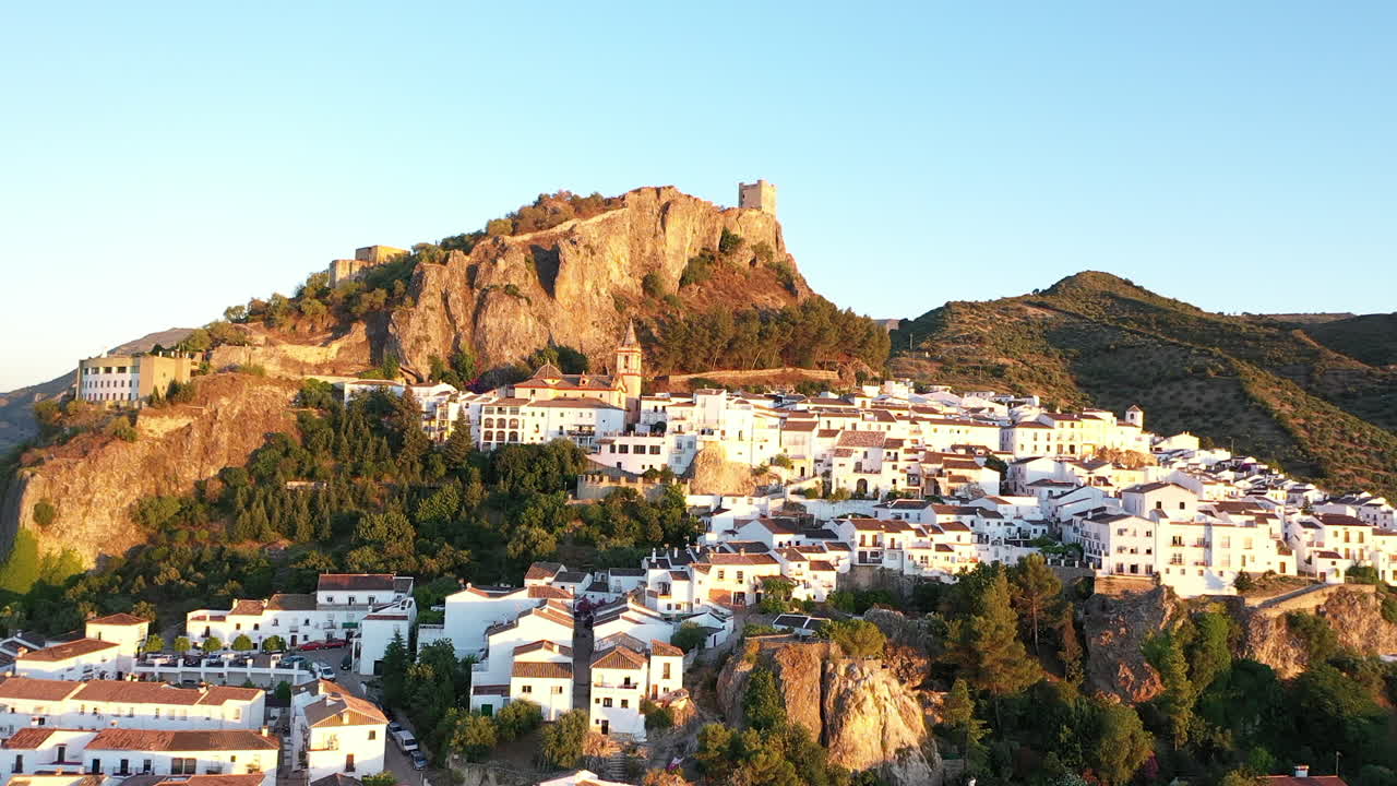 공중 - zahara de la sierra, cadiz, 스페인, 와이드 샷 낮추기의 도시 풍경