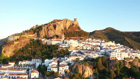 Aéreo---Paisaje-Urbano-De-Zahara-De-La-Sierra,-Cádiz,-España,-Tiro-Ancho-Bajando