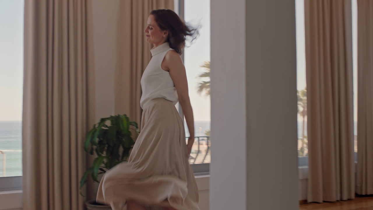 красивая путешественница танцует в гостиничном номере, веселится, празднует летние каникулы, наслаждается беззаботным праздничным образом жизни.