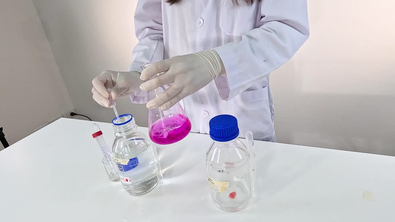 científico que lleva a cabo un experimento de reducción química