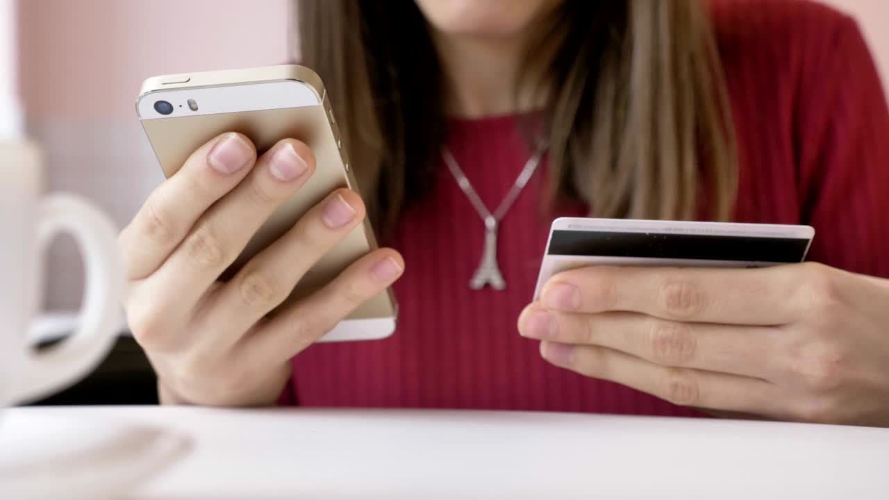 hermosa mujer banca en línea usando teléfono inteligente compras en línea con tarjeta de crédito en el hogar estilo de vida. tecnología e internet concepto - mujer sonriente sentada con teléfono inteligente y tarjeta de crédito 60 fps