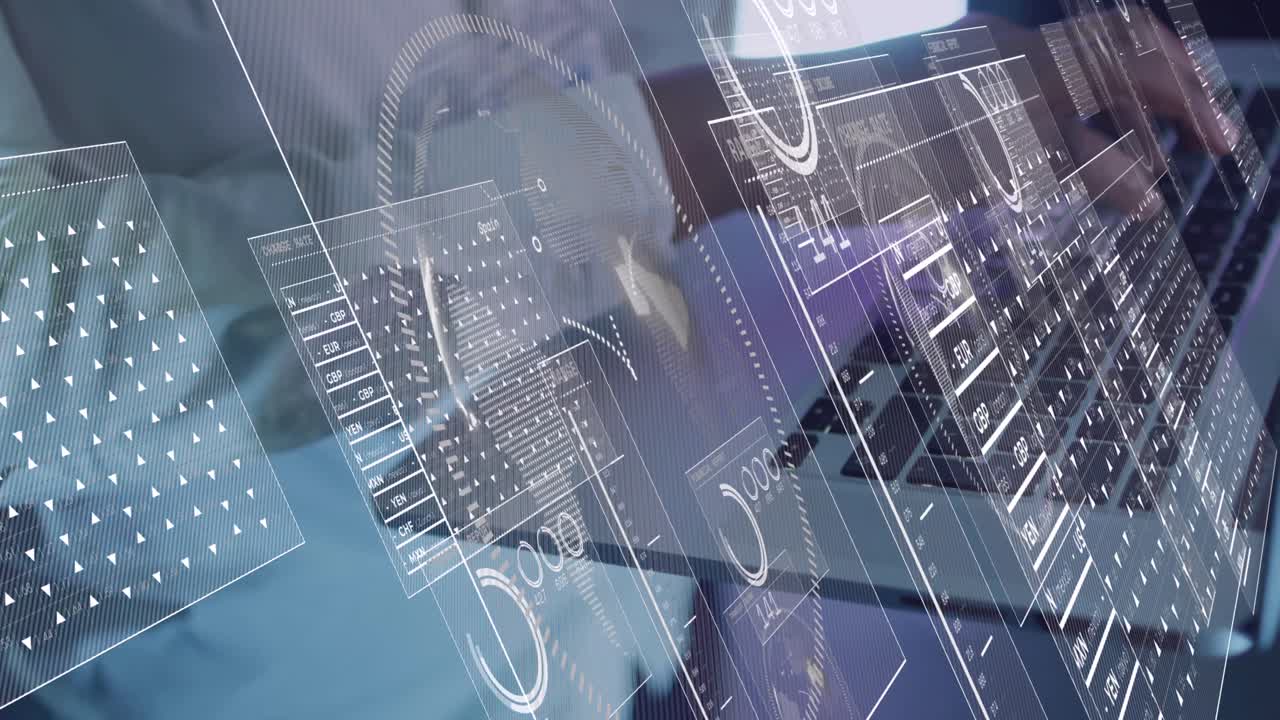 animación del procesamiento de datos sobre pantalla digital y manos de un hombre afroamericano usando una computadora portátil