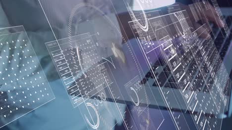 animación del procesamiento de datos sobre pantalla digital y manos de un hombre afroamericano usando una computadora portátil