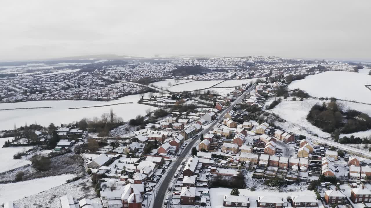 안개 낀 아침에 눈으로 뒤덮인 요크셔 헤밍필드의 공중 전망
