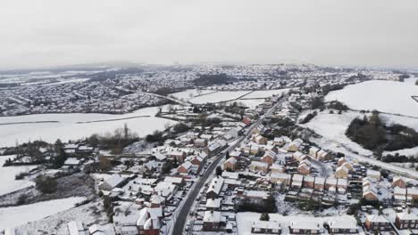 Vista-Aérea-De-Hemingfield-En-Yorkshire-Cubierta-De-Nieve-En-Una-Mañana-Nublada