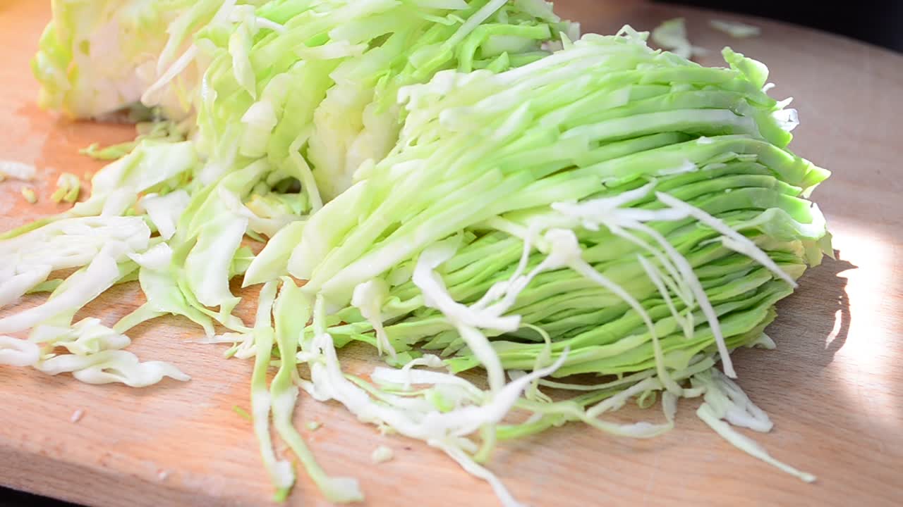El cocinero corta repollo. La tecnología para el repollo es afilada.