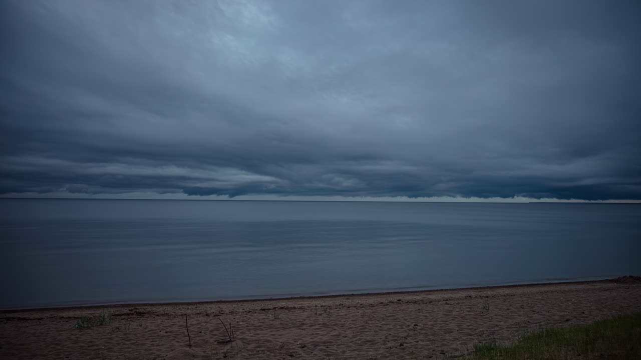 황량한 해변에서 어둡고 폭풍우가 치는 흐린 하늘 - 무디 클라우드스케이프 시간 경과