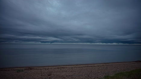 Cielo-Nublado-Oscuro-Y-Tormentoso-En-Una-Playa-Desierta---Lapso-De-Tiempo-De-Cloudscape-Malhumorado