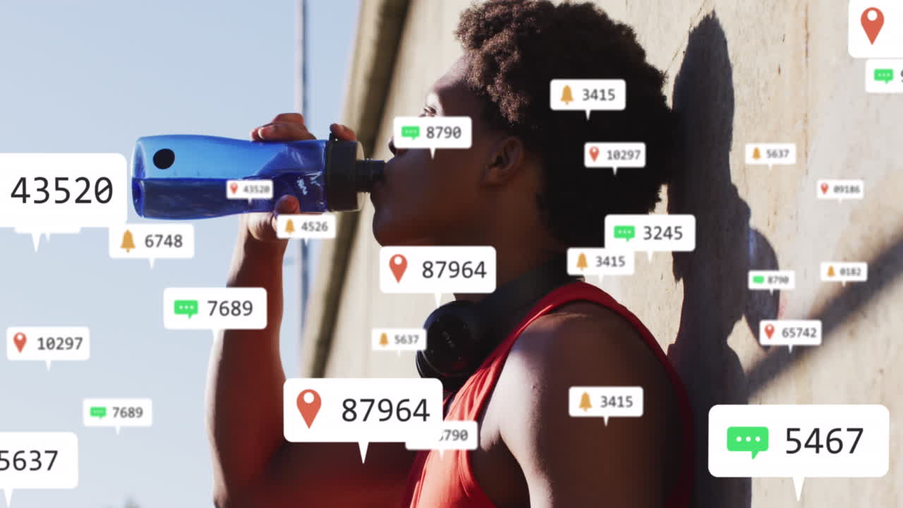 animación de iconos de notificación y números cambiantes sobre atletas afroamericanos bebiendo agua