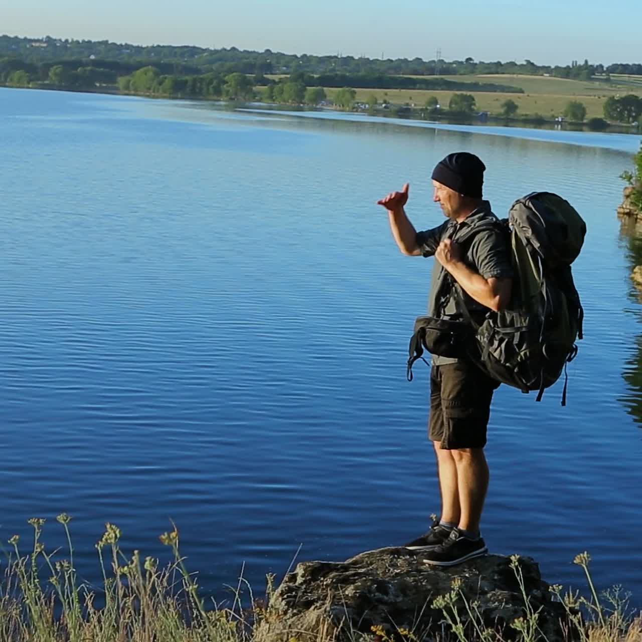 un excursionista mirando el atardecer