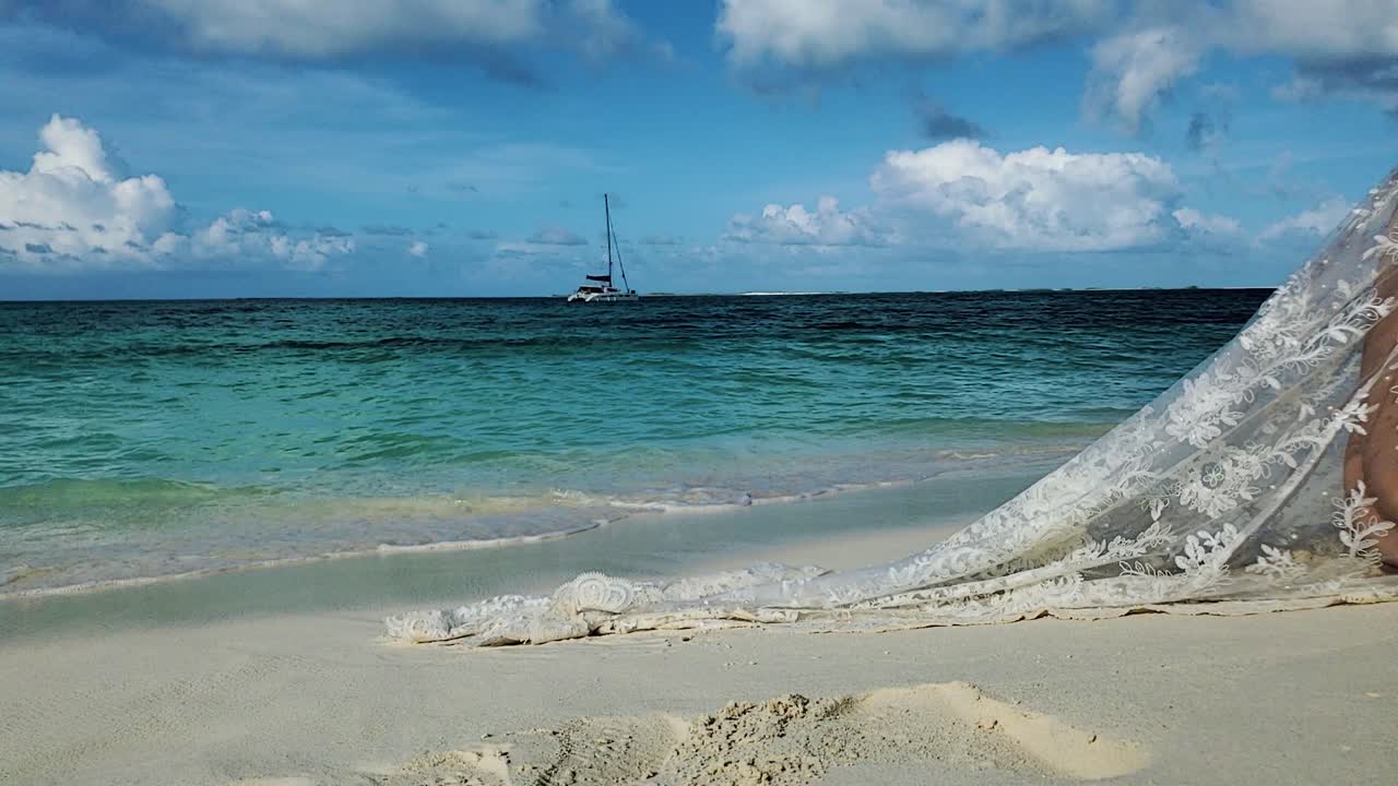 recién casados cara a cara dándose la mano descalzos en la playa caribeña de arena blanca