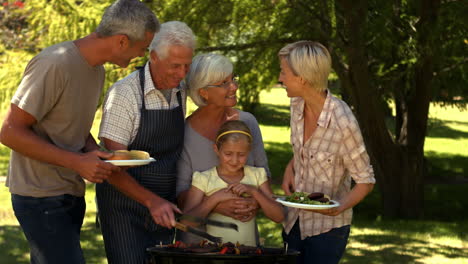 familia feliz haciendo una barbacoa en el parque