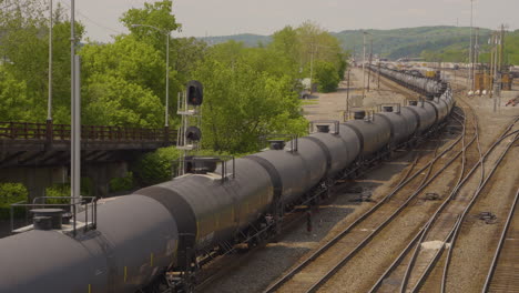 Una-Larga-Fila-De-Vagones-Cisterna-Viaja-Por-El-Ferrocarril-En-Las-Colinas-De-Pennsylvania