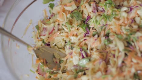 ensalada de col fresca y saludable llena de verduras en un tazón lista para comer