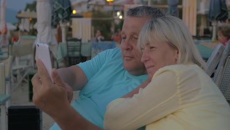 Gente-Descansando-Tomando-Selfie-En-Un-Teléfono-Inteligente