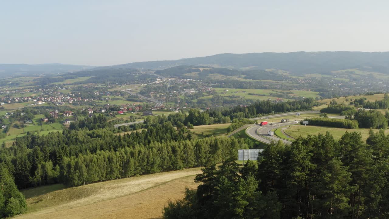 bellas imágenes de la carretera entre las montañas tatra en eslovaquia con casas aisladas y árboles verdes - plano general