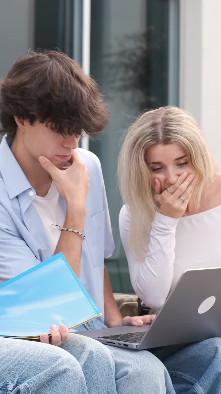 Studenti che ricevono brutte notizie mentre studiano al laptop