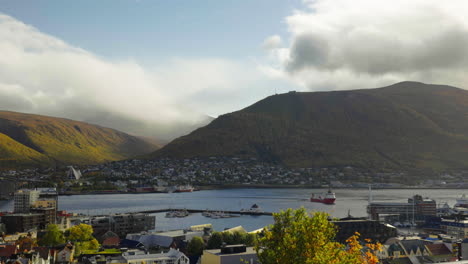 Valle-De-Tromsdalen-Y-Panorama-De-La-Ciudad-De-Tromso-Bajo-Un-Cielo-Nublado-En-Noruega