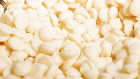 cuchara recogiendo trozos de chocolate blanco repetidamente