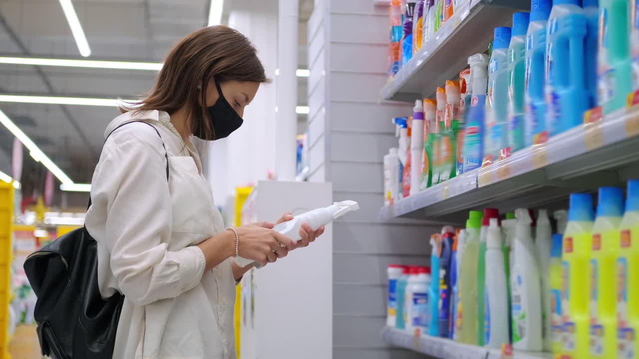 슈퍼마켓 에서 청소 용품 을 구입 하는 여자
