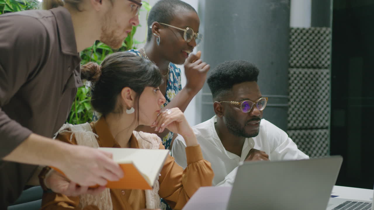 equipo de colegas haciendo una lluvia de ideas en una sala de trabajo moderna
